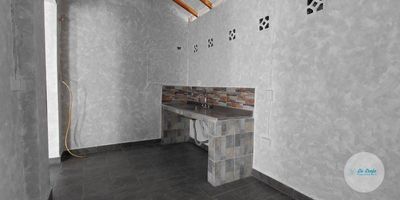 Se arrienda amplio local en el primer piso de 56?m² ubicado en una zona altamente central y estratégica de Envigado, ideal para uso residencial o incluso para adecuaciones de tipo comercial o profesional, según necesidades. Este inmueble cuenta con un ambiente abierto, sin habitaciones definidas, lo que permite una gran flexibilidad en su distribución y adecuación. Dispone de un baño completo, cocina sencilla con red de gas, zona de ropas independiente, sala amplia y piso en baldosa. Aunque no cuenta con garaje ni clósets, es un lugar funcional, cómodo y bien ubicado. Se encuentra cerca de puntos clave como el Parque Principal de Envigado, el Bulevar de Mesa, el Hospital Manuel Uribe Ángel y la Alcaldía de Envigado, lo que lo convierte en una excelente opción para quienes desean estar cerca de todos los servicios esenciales. La zona se caracteriza por su excelente infraestructura y conectividad, con acceso pavimentado, cercanía a colegios, universidades, supermercados, centros comercia