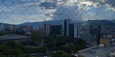 Se vende cómodo apartamento, este apartamento tiene tres habitaciones, dos con closet, una con vestier y closet de Linos, sala comedor, balcón, cocina integral, estudio, parqueadero doble.