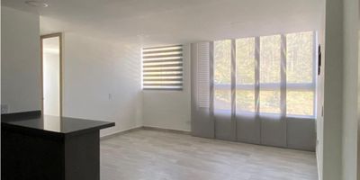 ¡Oportunidad única en Rionegro!

Se vende apartamento para estrenar en unidad cerrada ubicado en el municipio de Rionegro Antioquia, sector El tranvía. Tiene un área construida de 51m2; el apartamento consta de:
Sala comedor,
Cocina integral,
Zona de ropas,
2 habitaciones, cada una con closet
Persianas en todas las ventanas
2 baños cabinados con cajoneras
Parqueadero y
Cuarto útil.

El conjunto cerrado ofrece excelentes comodidades:
vigilancia las 24 horas, salón social, parqueadero de visitantes, zona infantil y gimnasio.

Ubicación privilegiada:
La unidad residencial se encuentra ubicada cerca al parque principal de Rionegro, a colegios, restaurantes, universidades, supermercados y fácil acceso al transporte público. Todo a tu alcance.

¡Haz de este Lugar tu nuevo hogar!
