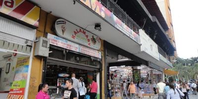 excelente local, arriendo en piso 1, de local comercial, sector centro de medellin, ubicado en av la playa con avenida oriental, local estratégicamente, ubicado muy cerca a puerta principal de avenida la playa, cuenta con puerta vidriera, vitrina, piso granito, ideal para almacenes en general, ropa, accesorios, sistemas, telefonía, baños comunes de centro comercial,  rutas de bus, gran flujo de personas, precio $ 2.000.000 no paga iva y administracion incluida, info 3182066519 - 604 4486003 inmobiliaria