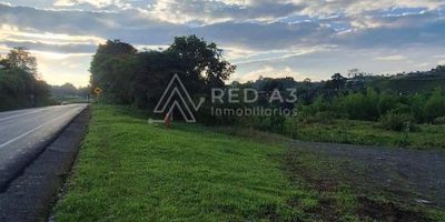 <strong>Lote en venta de 13.590 m²</strong>,  estratégicamente ubicado sobre la vía condina, a solo 1 kilómetro del reconocido sector punto 30, se vende lote que combina excelente accesibilidad con un entorno natural único.

La propiedad colinda con una hermosa quebrada que se extiende por su parte posterior, lo que crea un ambiente perfecto para el desarrollo de proyectos de descanso, recreación, turismo y servicios especializados.

Su uso es altamente versátil y admite actividades como:
Complejos turísticos, estaderos y centros campestres
Atracciones, parques temáticos y clubes deportivos
Alojamiento en hoteles o centros vacacionales
Proyectos educativos (desde preescolar hasta universidades y escuelas tecnológicas)
Actividades de apoyo terapéutico y atención residencial medicalizada
Almacenamiento, bodegaje y servicios asociados a la productividad agropecuaria

Además, ya cuenta con levantamiento topográfico, lo que agiliza y respalda cualquier proceso de desarrollo. Una inversión segura en una de las zonas de mayor proyección de la ciudad.