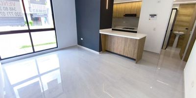 ? Apartamento para estrenar en venta – Sector Frailes, conjunto cerrado

Te presentamos este hermoso apartamento nuevo para estrenar, ubicado en un exclusivo conjunto cerrado en el sector de Frailes, una zona tranquila, de alta valorización y con excelente acceso a vías principales y transporte.

? Características del apartamento:


 
 Ubicado en primer piso de torre de 3 niveles
 
 
 Parqueadero descubierto asignado
 
 
 Sala comedor amplia y luminosa
 
 
 Cocina integral moderna tipo americana con barra estilo americano
 
 
 Tres habitaciones con clóset y excelente entrada de luz natural
 
 
 Habitación principal con baño privado
 
 
 Baño social, compartido para las habitaciones auxiliares
 


? Zonas comunes y áreas sociales del conjunto:


 
 Piscina para adultos y niños
 
 
 Juegos infantiles
 
 
 Canchas múltiples
 
 
 Zona BBQ
 
 
 Gimnasio completamente dotado
 
 
 Salón social y plazoleta para eventos
 
 
 Zona de mascotas
 


Ideal para familias, parejas o inversionistas que buscan comodidad, seguridad y excelente calidad de vida. ¡Vive o invierte en un lugar donde lo tienes todo!
