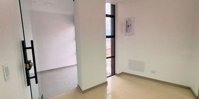 Se arrienda moderno local comercial de 32 m² ubicado en San Diego, una zona estratégica y de alta valorización en Medellín. El espacio cuenta con una habitación adaptable para diferentes usos, un baño, parqueadero privado y un año aproximado de construcción, lo que garantiza instalaciones modernas y funcionales.

Con clasificación en estrato 5, este local representa una excelente oportunidad para establecer tu negocio en un sector de gran proyección comercial.