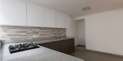 Af Capital Inmobiliario ofrece para Arrendamiento bella casa totalmente remodelada para uso comercial, institucional o familiar ubicada en tranquila zona residencial del Barrio La Camelia. Cerca a Colegios, Avenida Santander. Casa principal de 5 alcobas, 3 baños, amplia sala comedor, estudio, hall de alcobas, cocina integral con servicio de gas natural domiciliario, patio de ropas independiente, calentador a gas, pisos en cerámica y madera flotante. Garaje con puerta eléctrica. Adicional un apartaestudio con 1 baño, sala comedor, cocina semintegral, zona de ropas. Agenda tú cita: 3186585089.
