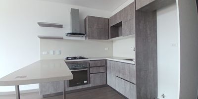 Apartamento en Venta en Homecenter en unidad cerrada, cerca a supermercados de cadena, rutas de transporte público y servicios complementarios de la zona. Cuenta con salacomedor, pisos en laminado, hall de alcobas, dos habitaciones con closet, dos baños, cocina integral tipo americano en mesón de Quartzone, estufa, calentador a gas y zona de ropas. La unidad posee de dos parqueaderos cubiertos, cuarto util, piscina, gimnasio, salón comunal, sauna turco, parques infantiles, placa polideportiva, circuito cerrado de tv, vigilancia y portería las 24 horas. Inmueble sujeto a verificación de disponibilidad.