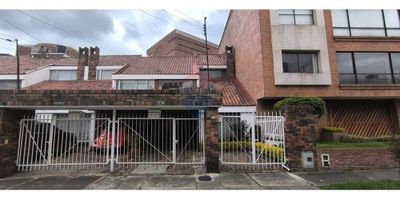 Descubre tu nuevo hogar en el corazón de Santa Bárbara Central Esta impresionante casa de 3 pisos, ofrece un espacio residencial ideal con área habitable y un lote total de 200m. Perfecta para aquellos que buscan la combinación de vida citadina y tranquilidad, esta propiedad en buen estado está destacada en el mercado de venta.
