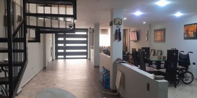 Vendo casa . de 6 de frente  por 16 de fondo , en  el   Barrio santander ,   super bien ubicada en un sector muy central de Bogota  ,   5 pisos  , remodelada con acabados amplia y rentable

Primer piso: sala comedor amplia, cocina integral con isla totalmente equipada, sitio de garaje para dos carros , con portón automatizado, sitio de ropas cubierto, baño social.

Segundo piso: Seis alcobas , dos baño, 

Tercer piso: Apartamento  de tres alcobas ,  salacomedor ,  dos baños (uno sin terminar) y cocina . (en obra gris)

Cuarto piso: Apartamento de una alcoba, sala comedor, baño y terraza.(en obra negra)

  quinto piso terraza con una hermosa panoramica  de Bogota

Agenda tu cita!... una excelente oportunidad de inversion