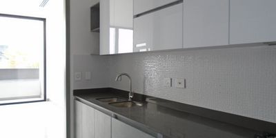 Apartamento en Venta en Unidad cerrada ubicado en Pinares Alto con múltiples servicios complementarios de la zona, con buena iluminacion y ventilacion natural, cuenta salacomerdor, pisos en ceramica, estudio, tres habitaciones y cuatro baños, cada habitacion con baño, mas habitacion de servicio con baño, cocina integral, estufa y calentador a gas, zona de ropas. La unidad cuenta con piscina, gimnasio, salon comunal, parques infantiles, saunaturco, dos parqueaderos cubiertos, un cuarto util y zonas verdes. Vigilancia y porteria las 24 Horas.Inmuebles sujetos a verificación de disponibilidad