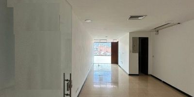 Se arrienda moderna oficina de 30 m² en la exclusiva unidad empresarial OFIX, ubicada sobre la Av. La 33, una zona estratégica y de alto flujo comercial en Medellín. El espacio cuenta con cocina integral, un baño, parqueadero privado y cuarto útil, ofreciendo comodidad y funcionalidad para el desarrollo de actividades empresariales.

Con apenas un año aproximado de construcción, esta oficina garantiza un diseño contemporáneo y espacios pensados para la productividad.