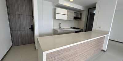 Se alquila apartamento  full acabados,  ubicado en Piso 5 con área de 90 M2,  cuenta con  2 parqueaderos privados cubiertos,  2 baños , 2  habitaciones más estudio, Alcoba principal con baño, Vestier  y cuenta con conexión de aire acondicionado, 2 habitaciones con closet. Baño de alcobas compartido , dos balcones con vista exterior. Sin vecinos al frente ,Cocina Integral abierta tipo americana. Zona de oficios privada. Sala, comedor, baño social.
Baikal cuenta con: zonas Húmedas Piscinas, turco, sauna, Terraza BBQ, . Gimnasio, Parque para niños con plazoleta. Lobby con recepción de espera.,1 ascensor para las zonas sociales, a sólo un paso de la clínica valle de Lili y CC Jardín plaza, no te pierdas la oportunidad de vivir en un club privado con una ubicación estratégica.