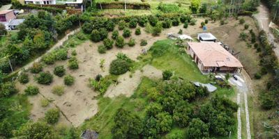 Esta finca es consecuente a la Casa Finca Cod. 8372929 en la que cuenta con 3300 m2 terreno para producir aguacates

Se vende el terreno completo o por lotes con escritura 

Ubicada en vereda La Clarita, a 4 Kilometros de la autopista y se entre por el frente de las canchas de la unidad deportiva de Atletico Nacional
