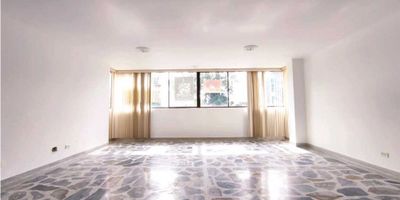 Vendo apartamento en Pilarica en edificio, segundo piso sin ascensor, cuenta con 3 habitaciones, 3 baÃ±os, alcoba de servicio y baÃ±o, amplia zona social, zona de ropas, balcÃ³n y parqueadero privado. Predial: $1.480.000 anualcercano a universidades ITM y Pascual Bravo