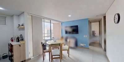 Encantador apartamento  Con un área total de 64 M2 y construida en su totalidad, esta propiedad cuenta con una distribución equilibrada y una estética moderna que ofrecen un ambiente cómodo y acogedor para disfrutar en compañía de tus seres queridos.

La propiedad consta de 2 alcobas y 2 baños completos, lo que la hace ideal para parejas jóvenes o solteros en busca de un espacio práctico y funcional. Además, cuenta con un garaje privado para mayor comodidad y seguridad.

Equipado con armarios empotrados, lo que permite una óptima organización del espacio. El balcón proporciona una linda vista panorámica de la ciudad y una brisa fresca, perfecto para relajarse y desconectar del ajetreo diario. Además, tiene un baño auxiliar para mayor privacidad y un baño en la habitación principal para mayor comodidad.

La cocina está diseñada con un estilo americano, con una barra que sirve como un espacio multiusos, ideal para preparar deliciosos platos mientras compartes con tus invitados. También cuenta con calentador y una zona de lavandería para mayor comodidad en las tareas domésticas.

El suelo de cerámica y mármol le proporciona un toque elegante y resistente a la propiedad. Además, cuenta con conexión a internet para estar siempre conectado con el mundo exterior. El piso laminado le otorga una estética moderna y fácil de limpiar.

Los residentes podrán disfrutar de servicios adicionales como Gimnasio y zonas húmedas, portería 24/7.En resumen, este acogedor apartaestudio es una excelente opción para aquellos que buscan un hogar con ubicación estratégica, comodidades modernas y un estilo de vida cómodo y relajado. ¡No pierdas esta oportunidad y contáctanos hoy mismo para agendar un tour por esta propiedad de ensueño!
