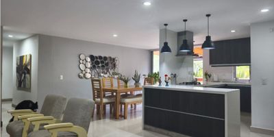 Esta propiedad en Envigado cuenta con 3 habitaciones cada una con baño, 4 baños y 1 medio baño. Construida en el año 2017, en excelente estado de conservación. Con una superficie total de 108 m², distribuidos en 120 m² cubiertos y 97 m² descubiertos de terraza. Ubicada en la Loma de las brujas, en un tercer piso con orientación al sur. Cuenta con alberca, área de relax, área recreativa, asador, cancha de básquet, cancha de fútbol, juegos para niños, seguridad nocturna, zona de barbacoa comunitaria, cuarto de lavado, cuarto de Tv, roof garden, terraza cubierta, 2 plazas de aparcamiento, accesibilidad para adultos mayores y personas con discapacidad, acceso a nivel del piso, elevador y estacionamiento de visitas. Con gastos comunes de $756,000. Una propiedad ideal para quienes buscan comodidad y diversión en un ambiente seguro y tranquilo.
