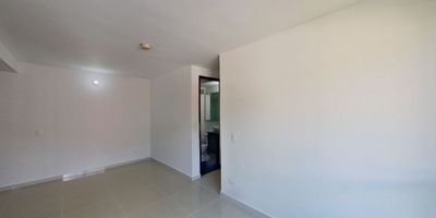 Cuenta con un área de 56m2 3alcobas con closet 2baños sala comedor cocina integral zona de ropa calentador de agua, Parqueadero Privado, P.H

 

La unidad cuenta con portería las 24 horas salón comunal, cancha de futbol gimnasio piscina de niños y adultos zona de BBQ, juegos infantiles zona verdes y parqueadero para visitantes

 

Cerca de la estación de Niquia

 

Muy buena iluminación supermercado e iglesia excelente transporte público del metro sector muy tranquilo para vivir.
