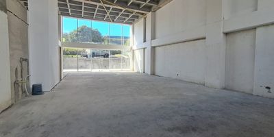 Buscas local comercial en Pereira?Tenemos este Local en arriendo de 260 metros cuadrados disponible, ubicado estrategicamente sobre toda la Avenida 30 de Agosto a unas pocas cuadras del centro comercial unicentro, una de las zonas mas transitadas y comerciales de la ciudad. Cuenta con una amplia vitrina frontal que ofrece excelente visibilidad, ideal para exhibir tus productos y captar la atencion de peatones y conductores. Espacio amplio, iluminado y versatil, perfecto para adecuar segun las necesidades de tu negocio. Ideal para almacenes, showrooms, oficinas comerciales o puntos de atencion al cliente. Excelente proyeccion comercial.No esperes mas comunicte con nosotros.