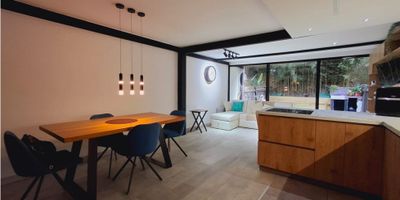 Vendo casa unifamiliar de 140 mÂ² ubicada en Envigado, sector seÃ±orial, el inmueble cuenta con 3 habitaciones, 3 baÃ±os, sala comedor, cocina integral en isla,  zona de ropas,   balcon y parqueadero privado para 2 vehÃ­culos.

 

Zonas comunes de la urbanizaciÃ³n:

SalÃ³n social 

Zona BBQ

Piscina 

Placa polideportiva

PorterÃ­a 24 horas 

Predial semestre $ 800.000

 

Cercana a: ClÃ­nica de la PolicÃ­a Actualmente desocupada