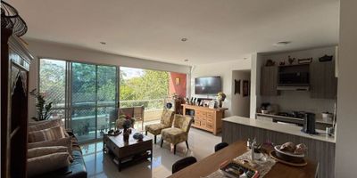 Apartamento de 106 metros Â una de las mejores unidades familiares y completas de la Loma de las Brujas.Â 

Â 

3 habitaciones y estudio o habitaciÃ³n de servicio (originalmente), amplio balcÃ³n con vista a verde y la piscina, cocina integral abierta

Â 

2 parqueaderos independientes y cuarto ÃºtilÂ 

Â 

Principal con baÃ±o y vestier y las otras dos con closet.Â 

Â 

Piso bajo con vista a verde y la piscina y sin poniente

Â 

Muy tranquilo

Â 

Predial anual. $5.500.000
