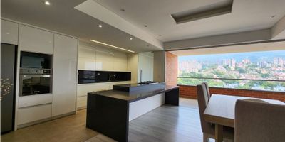 Venta de espectacular PENTHOUSE en Envigado, parte plana y cerca de todo

Este PENTHOUSE se destaca por:

UbicaciÃ³n estratÃ©gica en parte plana y cerca de todo, a solo 7  cuadras del Poblado, 2 cuadras de la avenida el poblado, cerca de calle jardÃ­n y la calle de la buena mesa, 3 colegios de alto nivel, universidad eafit, restaurantes, entre otros.

Sus amplios espacios y modernos acabados, cuenta con 4 habitaciones, 3 de ellas con baÃ±o privado y habitaciÃ³n de servicio, cuarto de hobbies que puede ser un estudio u oficina totalmente independiente del apartamento, una amplia zona social en el primer nivel con un amplio balcÃ³n y vista sin registro y sin poniente, y su alcoba principal te encantarÃ¡ super amplia e iluminada, y para completar una espectacular terraza amplia con jacuzzi

Unidad completa y muy exclusiva

3 parqueaderos independientes, cuarto Ãºtil y cuarto de hobbies

Vive la magia de vivir en un espectacular PENTHOUSE para disfrutar momentos maravillosos con tu familia y tus familiares y amigos.

 