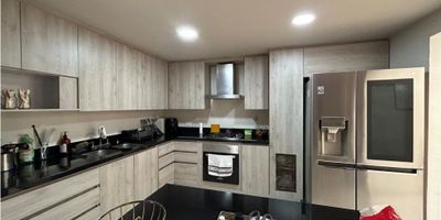 
 
  
   
   VENTA DE CASA ENVIGADO, SECTOR MILÁN - POLIDEPORTIVO SUR DE ENVIGADO

   Casa esquinera de 3 niveles con un área de 200M2, primer nivel con sala y comedor, cocina abierta remodelada, baño social, zona de ropas independiente, salida a pequeña zona verde, segundo nivel con 2 habitaciones cada una con baño y vestier, estudio, baño social, tercer nivel se encuentra otra habitacion con baño, vestier y un amplio balcon con vista a zona verde.

   La unidad cuenta con: Juegos infantiles, piscina, salon social, cancha de futbol, cancha multiple, gym, porteria 24 horas.

   
    VALOR PREDIAL: $ 2.850.000 Anual
   
  
 

