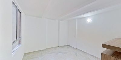 Cuenta con un área de 64m2 3alcobas con closet 2baños sala comedor cocina integral zona de ropa calentador de agua, Parqueadero Privado, Cuarto Util, P.H

 

La unidad cuenta con portería las 24 horas salón comunal, cancha de futbol gimnasio piscina de niños y adultos zona de BBQ, juegos infantiles zona verdes y parqueadero para visitantes

 

Muy buena iluminación supermercado e iglesia excelente transporte público alimentador del metro sector muy tranquilo para vivir.
