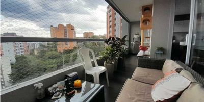 Venta Apartamento Envigado Cumbres con excelentes vÃ­as de acceso desde la Loma del Escobero y la Transversal Intermedia. Son 140m2 3 alcobas con baÃ±o y vestier BaÃ±o social,  sala comedor,  1 balcÃ³n grande,  cocina integral moderna abierta despensa,  zona ropas,  1 estudiÃ³ o sala de tv. 1 Ãºtil en el mismo piso,.domotica para las luces.1 parqueadero doble lineal. Unidad muy completa. Port 24h, 2 asensores, piscina,  canchas de fÃºtbol,  squash,  gimnasio, salÃ³n social,  juegos infantiles,  sala de juegos infantiles. Parqueadero visitantes. Valor vta $1.450.000.000Valor admon $677.047