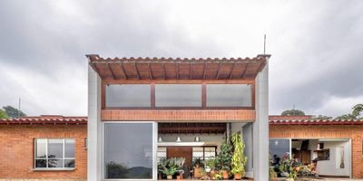  Casa acogedora en el Alto de Las Palmas â Sector La Acuarela

Si buscas un hogar lleno de luz, amplitud y tranquilidad, esta casa es para ti.

 CaracterÃ­sticas principales:


 DiseÃ±o espacioso e iluminado: Grandes ventanales que llenan cada rincÃ³n de luz natural y ofrecen una vista espectacular que conecta con la naturaleza.
 Espacios versÃ¡tiles:
 
  Cuarto de hobbies ideal para tus pasatiempos o actividades creativas.
  Ãrea de almacenamiento para mantener todo organizado.
 
 
 Ambiente Ãºnico: Rodeado de paz en el exclusivo sector de La Acuarela, en el Alto de Las Palmas.


 UbicaciÃ³n privilegiada:
Disfruta de la tranquilidad de vivir en un sector campestre con fÃ¡cil acceso a la ciudad, sin renunciar a la privacidad y el contacto con la naturaleza.

 Impuesto predial: $19.000.000 anual.

Esta casa es el lugar perfecto para quienes valoran la comodidad, la exclusividad y las vistas inigualables.

 ContÃ¡ctanos hoy mismo para programar tu visita y enamorarte de este hogar.
