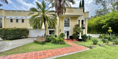  Casa de dos niveles con amplia zona verde â UbicaciÃ³n estratÃ©gica en El Poblado

Esta casa combina amplitud, independencia y una ubicaciÃ³n inmejorable, ideal para disfrutar en familia.

 CaracterÃ­sticas principales:


 DiseÃ±o espacioso:

 
  4 habitaciones, cada una con baÃ±o y vestier para mayor comodidad.
  Estar de alcobas, perfecto para momentos familiares.
  Cuarto de servicio con baÃ±o.
 
 
 Amplia zona verde: Ideal para compartir en el exterior, relajarte o disfrutar actividades al aire libre.


 UbicaciÃ³n privilegiada:
A pocos minutos del Centro Comercial El Tesoro y la ClÃ­nica del Rosario, con acceso fÃ¡cil a servicios y entretenimiento.

 Impuesto predial: $2.700.000 trimestral.

Una casa diseÃ±ada para quienes buscan confort, privacidad y conexiÃ³n con la naturaleza, sin renunciar a la cercanÃ­a de la ciudad.

 ContÃ¡ctanos hoy mismo para mÃ¡s informaciÃ³n y agenda tu visita.
