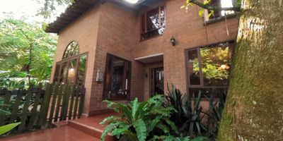 Tu nuevo hogar te espera con espacio de sobra y todas las comodidades que necesitas.

✨ Características:
? 4 habitaciones
? 3 baños
? 6 parqueaderos
? Jardín amplio para compartir
? Cocina espaciosa y funcional

Ubicada en un sector tranquilo, ideal para vivir en familia. Cerca de todo lo que necesitas: supermercados, colegios y servicios.

? Contáctanos y programa tu visita.
? Código: 10
