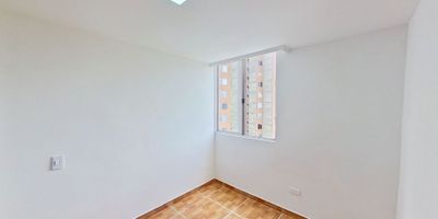 Cuenta con un área de 55m2 3alcobas con closet 2baños sala comedor cocina integral zona de ropa calentador de agua, Parqueadero Privado, P.H

 

La unidad cuenta con portería las 24 horas salón comunal, cancha de futbol gimnasio piscina de niños y adultos zona de BBQ, juegos infantiles zona verdes y parqueadero para visitantes

 

Muy buena iluminación supermercado e iglesia excelente transporte público alimentador del metro sector muy tranquilo para vivir.
