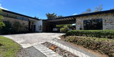 Disfruta de la tranquilidad y belleza de la naturaleza en esta hermosa casa campestre ubicada en La Ceja. Con una extensiÃ³n de terreno de 2550 metros cuadrados y una construcciÃ³n de 480 metros cuadrados, esta propiedad es ideal para aquellos que buscan vivir en un entorno rodeado de naturaleza, bosques nativos y una vista increÃ­ble.Con un total de 3 habitaciones y 4 baÃ±os, esta casa cuenta con amplios espacios que permiten una cÃ³moda y acogedora convivencia. La cocina tipo americano es perfecta para crear platos deliciosos y compartir en familia y con amigos, ademas cuenta con diferentes ambientes ideales para descansar, relajarte y compartir en con quienes mÃ¡s amas. Una de las ventajas de esta casa campestre es la vista panorÃ¡mica que ofrece, lo que permite disfrutar de hermosos atardeceres y paisajes naturales.En cuanto a las caracterÃ­sticas externas, esta propiedad se encuentra en una urbanizaciÃ³n cerrada con porterÃ­a y vigilancia las 24 horas, lo que garantiza la seguridad de sus residentes y les permite disfrutar de un estilo de vida tranquilo y relajado. AdemÃ¡s la cercanÃ­a a la zona urbana te permite acceder a mÃºltiples servicios y comodidades rÃ¡pidamente.No pierdas la oportunidad de vivir en un entorno campestre rodeado de naturaleza y todas las comodidades que esta casa ofrece. ContÃ¡ctanos hoy mismo para conocer mÃ¡s detalles y programar una visita. Â¡Te esperamos para que conozcas tu nuevo hogar!
