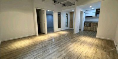 Vendo apartaestudio ubicado en El Poblado, sector calle 10, el inmueble cuenta con 54mÂ², salacomedor, cocina, zona de ropas, 2 baÃ±os y vestier en la habitaciÃ³n principal.UrbanizaciÃ³n con excelentes zonas comunes tales como zonas verdes y porterÃ­a diurna.Cercano a: Centro comercial Vizcaya.