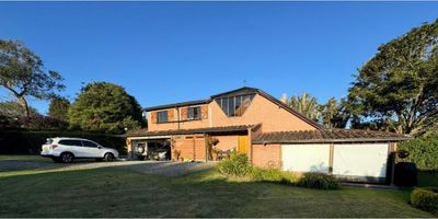 Esta hermosa y acogedora Casa Campestre en venta se encuentra ubicada a 20 minutos de MedellÃ­n en el sector de la Acuarela, en una tranquila zona campestre, rodeada de naturaleza y zonas verdes que brindan una sensaciÃ³n de paz y tranquilidad en todo momento.Su amplia Ã¡rea de terreno de 1200.0 metros cuadrados y Ã¡rea construida de 300.0 metros cuadrados, la convierten en una excelente opciÃ³n para aquellos que buscan un espacio amplio y confortable para su hogar.La casa cuenta con 3 cÃ³modas alcobas, ideales para descansar  y 2 baÃ±os completamente equipados para brindar el mÃ¡ximo confort a sus habitantes.Amplios espacios de esparcimiento para compartir en familia y con amigos.El inmueble cuenta con todos los servicios pÃºblicos. No pierdas la oportunidad de adquirir esta maravillosa propiedad que te brindarÃ¡ la tranquilidad y confort que tanto buscas en un entorno campestre. ContÃ¡ctanos ahora para obtener mÃ¡s informaciÃ³n y programar una visita. Â¡Te encantarÃ¡!
