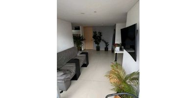 . En una de las zonas más atractivas de Envigado, se encuentra este apartamento para vender, con una ubicación privilegiada en el departamento de Antioquia. Esta propiedad cuenta con un área de terreno, construida y privada de 61 M2, lo que la hace ideal para familias o parejas que buscan un espacio cómodo y acogedor. Este apartamento cuenta con 2 amplias alcobas y 2 baños modernos, lo que garantiza comodidad y privacidad a sus residentes. Además, dispone de 2 garajes para que no tengas que preocuparte por estacionamiento al llegar a casa. Su diseño interior cuenta con excelentes características, como la posibilidad de tener mascotas en la propiedad, un balcón con hermosas vistas panorámicas, un baño auxiliar, una moderna barra estilo americano y un estudio/biblioteca para trabajar o estudiar cómodamente desde casa. También incluye calentador, amplios clósets y una cocina integral totalmente equipada con gas domiciliario. Al vivir en esta propiedad, tendrás acceso inmediato a una variedad de servicios y comodidades. En las afueras del apartamento, tendrás acceso pavimentado y una zona social para compartir con amigos y familia. Además, el edificio cuenta con ascensor y se encuentra cerca de centros comerciales, colegios, universidades y otras zonas urbanas de interés. La seguridad es una prioridad en esta urbanización cerrada, con vigilancia y circuito cerrado de TV para brindar tranquilidad a todos sus residentes. También encontrarás otras comodidades, como un gimnasio, parqueadero para visitantes, salón comunal y zonas deportivas. Y para disfrutar del aire libre, podrás recorrer los parques cercanos y relajarte en la piscina rodeada de zonas verdes. Este apartamento es accesible para personas con discapacidad y cuenta con todas las comodidades en una zona residencial tranquila. No pierdas la oportunidad de vivir en uno de los mejores lugares de Envigado, ¡contáctanos ahora y agenda una visita..

