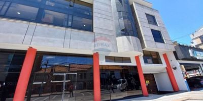 Descubre la oficina ideal para tu negocio en Alcázares Norte, Barrios Unidos, Bogotá! Ubicada en calle 76 #20B-24, esta oficina comercial en arriendo te ofrece una excelente infraestructura y ubicación estratégica en el corazón de la ciudad. Construida en abril de 1995, la propiedad se encuentra en buen estado y está diseñada para satisfacer las necesidades administrativas modernas, contando con un espacio total de 32 metros cuadrados y 28 metros cuadrados útiles de área de oficina en el segundo piso de un edificio de 6 niveles.

Disfruta de la comodidad de un elevador y la seguridad que ofrece un sistema de alarma junto con seguridad las 24 horas. Además, cuenta con un sistema de alarma avanzado, agua corriente y potable, electricidad, tanque de agua, y televisión por cable para satisfacer todas las necesidades tecnológicas de tu negocio.

La oficina está estratégicamente localizada cerca de hospitales, comercios y avenidas principales, facilitando el acceso a transporte masivo y público, convirtiéndola en un punto central y frecuentado, ideal para atraer un alto tráfico. La propiedad incluye un espacio de parqueo y un sótano, garantizando conveniencia para empleados y visitas. ¡No pierdas la oportunidad de establecer tu negocio en un lugar privilegiado y en un entorno de inversión segura!
