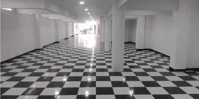 ¡Excelente oportunidad de negocio en Villamaría, Caldas! Este espacioso local comercial de 220m2 es ideal para emprendedores que buscan iniciar su proyecto en una zona residencial y de alta demanda.

Su ubicación estratégica en una de las vías principales de Villamaría, permite un acceso fácil y rápido tanto para los clientes como para los proveedores. Además, cuenta con acceso pavimentado y facilidades para personas con discapacidad.

El área del terreno y de construcción es de 220m2, lo que brinda un amplio espacio para adaptarlo a cualquier tipo de negocio. También cuenta con una zona privada de 220m2 que puede ser utilizada como espacio de almacenamiento o para fines administrativos.

En su interior, este local cuenta con una cómoda alcoba que puede ser utilizada como oficina o depósito, dos baños completos y un baño auxiliar. Está equipado con servicios indispensables como agua y electricidad, y cuenta con suelos de cerámica y mármol que le dan un acabado elegante y moderno.

El inmueble cuenta con una amplia sala de usos múltiples, ideal para realizar reuniones de trabajo o eventos especiales. Además, cuenta con instalaciones para video por cable, lo que permite mantenerse conectado con el mundo y entretener a los clientes con contenido variado.

Otra ventaja de este local es su cercanía a importantes colegios y universidades, lo que lo convierte en un excelente punto para establecimientos educativos o academias. También cuenta con parques cercanos, ideales para los clientes que buscan relajarse o disfrutar de un ambiente natural.

En los alrededores del local se encuentran diversas zonas comerciales y residenciales, lo que garantiza un tráfico constante de potenciales clientes. Además, su ubicación interior le brinda mayor privacidad y tranquilidad para desarrollar cualquier tipo de actividad.

Otro beneficio de este local es su cercanía a jardines, colegios, restaurantes y tiendas de barrio, lo que facilita la vida diaria tanto de 