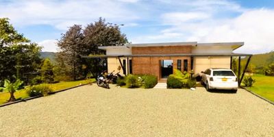 ¡Bienvenido a tu futuro hogar! Esta increíble casa campestre cuenta con 2 habitaciones, 3 baños, un deck con increible vista a la naturaleza, jacuzzi y 9 parqueaderos, ideal para amantes de los espacios amplios. Con 3182 metros cuadrados de terreno, tendrás todo el espacio que necesitas para vivir cómodamente.

Cerca al valle de la miel y mirador de caldas.No pierdas la oportunidad de vivir en este paraíso.

¡Contáctanos ahora para más información! Cod: 096
