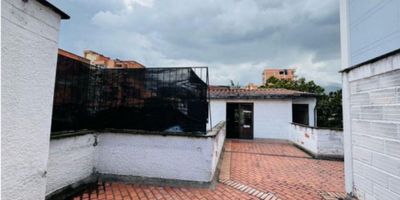 ? Venta de Edificio en Laureles – Oportunidad Única de Inversión ?

Ubicado estratégicamente cerca a la 33, en una zona de alta mixtura, este edificio de 4 pisos y construcción tradicional es perfecto para desarrollar cualquier tipo de proyecto: vivienda, rentas cortas, oficinas o comercio.

? Detalles principales:
• Área construida: 800 m²
• Área terreno: 256 m²
• 8 amplias alcobas y 8 baños
• 2 garajes
• Posibilidad, según planos, de construir 2 pisos adicionales

? Ventajas clave:
-Flexibilidad total para modificaciones y adaptaciones.
-Ubicación en sector con alta demanda residencial y comercial.
-Potencial de renta a corto o largo plazo.
-Opción de negociar y recibir propiedades como parte de pago.
? Precio: $4.500.000.000

? Contáctanos y descubre el potencial que este edificio puede tener para tu negocio o inversión- cod 190
Finho cerca de ti estes donde estes

