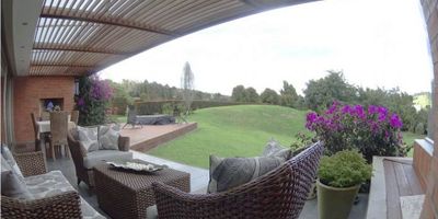 Venta espectacular casa en parcelación, unidad cerrada, vigilancia, en alto de palmas sobre la via al Aeropuerto en entorno altamente campestre y tranquilo, gran desarrollo urbanístico, excelente valorización. Ubicado  cerca del  Mall Indiana con gran variedad de servicios complementarios antes del peaje unidad cerrada de gran prestigio en el alto. La casa la diseñó Laureano Forero. Con ella ganó la bienal de arquitectura de Buenos Aires, Argentina. La unidad cuenta con salón social, dotado con billar y zona de bbq. Caballerizas, con 43 predios en en la unidad. Área lote 6.400 mt2 una cuadra en parcelación. Área construida 420 mt2 Habitaciones…. Principal… con baño y Vestier. Habitación 1… baño, vestier y manzarda Habitación 2… baño, vestier y manzarda Habitación 3… con baño, uso sala de televisión o cuarto de huéspedes Habitación de servicio complea Sala -comedor con chimenea. Terraza amplia con chimenea. Salón de estudio. Sala de música. Cocina con área de comedor auxiliar,  Zona de ropas. Garaje. Deck son Jacuzzi exterior. Estrato 5 Valor $  4.500 millones cuatro mil doscientos millones de pesos colombianos Valor en dólares us $1.070.000 un millón  senta mil dólares  aprox. Fecha de construcción 2006 Administración $ 1.500.000 mensual Predial..  $1.600 mensual Para finalizar: Es una gran oportunidad para invertir en esta increíble  propiedad. Este exclusivo inmueble te ofrece, el lugar ideal para vivir experiencias inolvidables, En un lugar super exclusivo.

Si este es tu presupuesto , si te interesa esta propiedad y llena tus expectativas de inversión,  No dejes pasar la oportunidad, no dudes en llamarme e iremos a conocer esta excelente opción de inversión, y esta belleza de  propiedad . Con nuestros servicios, y con nuestra asesoría personalizada durante todo el proceso, compras fácil, rápido y seguro. Esperamos tu llamada. La tasa de cambio se revisará al momento de algún negocio.

ENGLISH Sale spectac