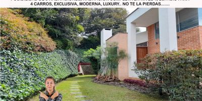 Venta casa Antioquia retiro parcelación cerrada la maría  esquinera 2 niveles privacidad Venta lindísima Casa Campestre en oriente Antioqueno, Antioquia, retiro, sector la María, unidad cerrada, vigilancia 24 horas. Cuenta con todas las comodidades necesarias para que puedas disfrutar de una vida confortable y relajada. también podrás disfrutar de la vista panorámica que ofrece esta casa y de la tranquilidad que brindan los árboles y la vegetación que la rodean. acabados de lujo en cada rincón, closets amplios una cocina tipo americano, espectacular diseño y zona social en la amplia zona verde Unidad cerrada , casa esquinera, con doble jardín, rodeada de mucho verde, con privacidad total   2 niveles , separada, y esquinera, espectaculares jardines y vegetación Área del lote 320 mt2 Área construida  187 MT2 Gran diseño de jardines y vegetación y arquitectura moderna 4 habitaciones,  con posibilidad de 5, 1 habitación el primer piso completa con baño y baño social,  Salón comedor cocina abierta y espectacular. Estar que da al jardín donde puedes tener tus propias zonas de recreación, jueguitos jaquzzi etc.., Nada de registro del vecindario Parqueadero para 2 carros paralelos y 1 o 2 carros detrás En el segundo nivel, la principal con baño y Vestier y espectacular balcón, 2 habitaciones  que comparten baño La biblioteca es en realidad otra habitación,  No hay salón de reuniones, ni zonas comunes, Administración mensual  $810.000 aprox. Predial trimestral  $730.500  aprox. Valor $ 1.690 mil seiscientos noventa  millones de pesos colombianos Valor en dólares us $ 393.000 trecientos noventa y tres mil dólares aprox.   Para finalizar: Es una gran oportunidad para invertir en esta increíble  propiedad. Este exclusivo inmueble te ofrece, el lugar ideal para vivir experiencias inolvidables. Si este es tu presupuesto , si te interesa esta propiedad y llena tus expectativas de inversión,  No dejes pasar la oportunidad, no dudes e