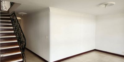 La propiedad de tres niveles en venta se encuentra en la ciudad de Envigado, Antioquia, en el barrio Zuñiga. Construida en 1998, cuenta con una superficie total de 137 metros cuadrados, distribuidos en 4 habitaciones, 3 baños y 2 plazas de aparcamiento. Entre sus comodidades, destacan una alberca, asador, área recreativa, juegos infantiles, salón de eventos, biblioteca y cuarto de lavado. Además, ofrece accesibilidad para adultos mayores y personas con discapacidad, seguridad 24 horas y estacionamiento de visitas. La propiedad se encuentra en excelente estado y tiene un costo de 930,000,000 de pesos colombianos. 

 

predial semestral 2.600.000
