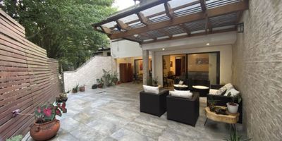 VENTA DE CASA EN UNIDAD EN EL POBLADO - MEDELLIN Distribucion: Primer nivel - Cocina integral con red de gas - Alcoba del servicio con baño - Baño social - Terraza amplia - Sala y comedor independientes - Garaje para 3 carros lineales - Baño social - Patio de ropas   Segundo nivel:  - 3 alcobas amplias con baño privado y 2 con vestier   Tercer nivel: - 1 alcoba - biblioteca - 1 baño completo   Caracteristicas adicionales: - la casa tiene 245 m2 construidos en 3 medios niveles  - Buenos acabados : Iluminada - Excelente ubicacion:  cerca al mall de la visitacion, iglesia, colegios Santa Maria del Rosario, y pinares, supermercados la vaquita,carulla, y el euro, tranv, inferior. - Unidad cerrada con porteria 24 horas, parqueadero de visitantes, juegos infantiles, zonas verdes, salon social      
