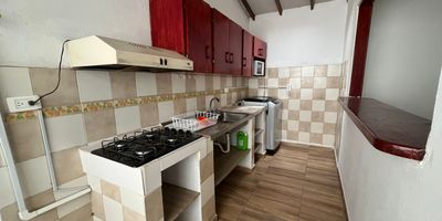 Apartamento en Arriendo  Santa Monica 1
Este acogedor apartamento ofrece espacios comodos, funcionales y con excelente iluminacion natural, perfectos para disfrutar de un hogar practico y bien ubicado.

Cuenta con 2 habitaciones, 1 bano, sala-comedor, cocina integral con red de gas y zona de ropas.

Se encuentra en un entorno residencial tranquilo, con facil acceso al transporte publico y cercania a lugares de interes como la Cancha Cristobal Colon, lo que lo convierte en una excelente opcion para quienes buscan comodidad, seguridad y buena ubicacion en Medellin.