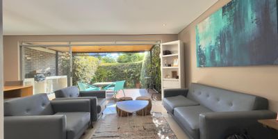 Casa para arriendo en San Lucas. Cuenta con 150m2, 3  habitaciones cada una con closet, 2 banos cabinados y 1 bano social medio, habitacion y bano de servicio, sala y comedor, cocina integral con red de gas natural, amplios compartimientos y despensa, zona de ropas, patio, terraza, parqueadero para 2 vehiculos.
Unidad cerrada con porteria 24/7, salon social, zona infantil, zonas verdes y piscina. Excelente ubicacion muy cercano a Mall San Lucas, sector La Calleja, Superbowling, rutas de acceso al transporte publico