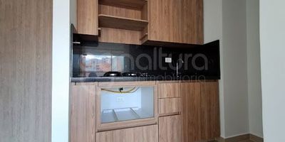 472-5931 Conaltura Inmobiliaria ofrece apartamento en Arriendo en Sabaneta sector Loma de San Jose, cuenta con 2 alcobas, closet, 2 baños cabinados, closet, Vestier, balcón, sala comedor, cocina integral con estufa y calentador a gas, horno eléctrico, pisos en cerámica, parqueadero cubierto sencillo y cuarto útil. Ubicado en conjunto cerrado con 2 ascensores, circuito cerrado, portería vigilancia 24h, parqueadero de visitantes, vista panorámica, zonas verdes, transporte publico cercano, sobre vía secundaria. Cerca a la estación metro sabaneta, centro comercial aves maria, mall zaratoga, universidad Ceipa.