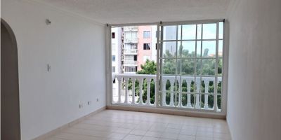 Se arrienda apartamento estrato 3, consta de 3 habitaciones, un baño en la alcoba principal y uno auxiliares que comparten las otras dos habitaciones, con vista a las áreas sociales interna del conjunto, este se entrega  con un parqueadero. 

El edificio cuenta con piscina, parque infantil, cancha y vigilancia 24 horas.

Excelente ubicación al norte de la ciudad en el barrio Villa Carolina, cercano al centro comercial Villa Carolina, parques y transporte público  de fácil acceso.

El valor del canon es mas administración.
