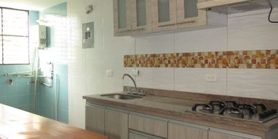 Apartamento en Venta ubicado en San Mateo de fácil acceso, cuenta con salacomedor, pisos en ceramica, tres habitaciones y dos baños, cocina integral meson en granito, estufa y calentador a gas, zona de ropas. En conjunto cerrado con piscina, gimnasio, salón comunal, parques infantiles, zonas verdes y un parqueadero cubierto. Vigilancia y portería las 24 Horas