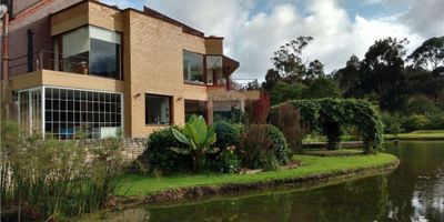 Arriendo Hermosa Casa en La Calera con un área de terreno de 15.000 m2. Reserva Lago-Agua de 3.800 m2. Isla accesible por puente en acero. Límite noroeste río Teusaca. Casa construida en 470 m2 más 190 m2 de terraza. 6 dormitorios y 7 baños. 4 plantas.
Primera planta: Sala estar, sala de juego, cocina, comedor con chimenea, área de servicio y 2 baños.
Segunda planta: 4 habitaciones con baños, un jacuzzi, 5 armarios grandes, vestidor y zona de estar.
Tercera planta: Habitación principal: Baño con jacuzzi, área de descanso, gimnasio externo y terraza.
Cuarta planta: Purificación de agua y cuarto de mantenimiento.
Externo: Casa completa de mayordomo y taller independiente.
Periférico: Profesional, sala taller.
Entrada Principal: Calle ciega, porche con portón eléctrico a control remoto,
Seguridad: Sistema de seguridad con sensores infrarrojos y magnéticos en toda la casa, control y monitoreo externo las 24 horas por teléfono y microondas.
Atracciones para mencionar, lago artificial con truchas trasplantadas del río.
Todo esto a 15 minutos de Bogotá.
El costo es adicional mas el mayordomo de 1.400.000 para su propia seguridad y conveniencia por todos los oficios y labores que hay que llevar a cabo en una casa- finca-
CCAR
