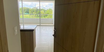 Se vende apartamento de 116m2 en Edificio San Giorgio en el Recreo, consta de 3 habitaciones, 2 banos, estudio, cocina integral, sala-comedor, zona de ropas, balcon. El edificio cuenta con piscina, salon social, parque para ninos,, sauna, gimnasio, parqueadero cubierto y paqueadero para visitantes.