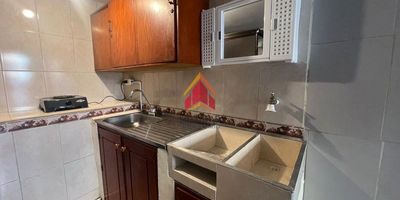 Apartaestudio en Arriendo – El Trianon.Cómodo y luminoso, con 21m² distribuidos en un solo ambiente, 1 baño, cocineta, ducha eléctrica, zona de ropas, pisos en cerámica y parqueadero descubierto, servicios incluidos. Ubicado cerca de colegios, parques y zonas de interés. Vive con tranquilidad y comodidad. ¡Contáctanos y agenda tu visita!MAVU 17.143 DE 2015 ENVIGADO // 118 DE 2020 SABANETA // 1794804 – ITAGÜÍ // 193-2023 BELLO // 202150185587 MEDELLÍN